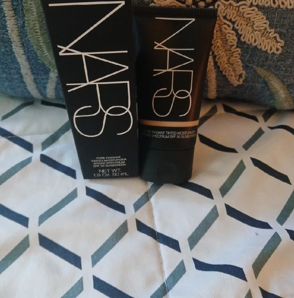 NARS Pure Radiant Tinted Moisturizer - Light 3 Groenland